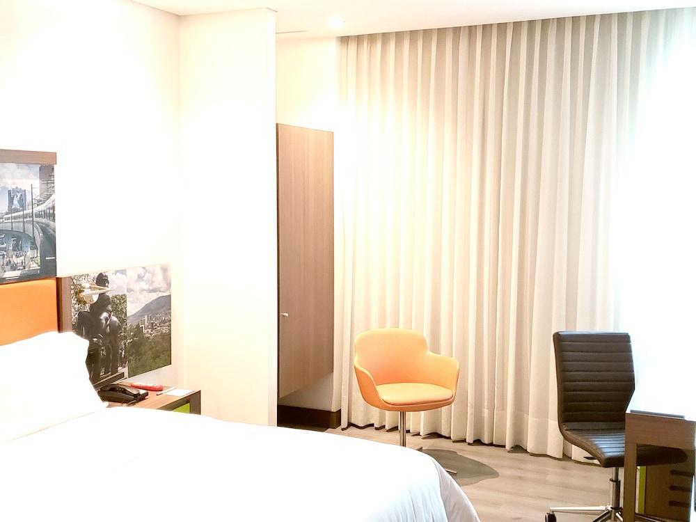 Hotel Hampton By Hilton Yopal Exterior foto