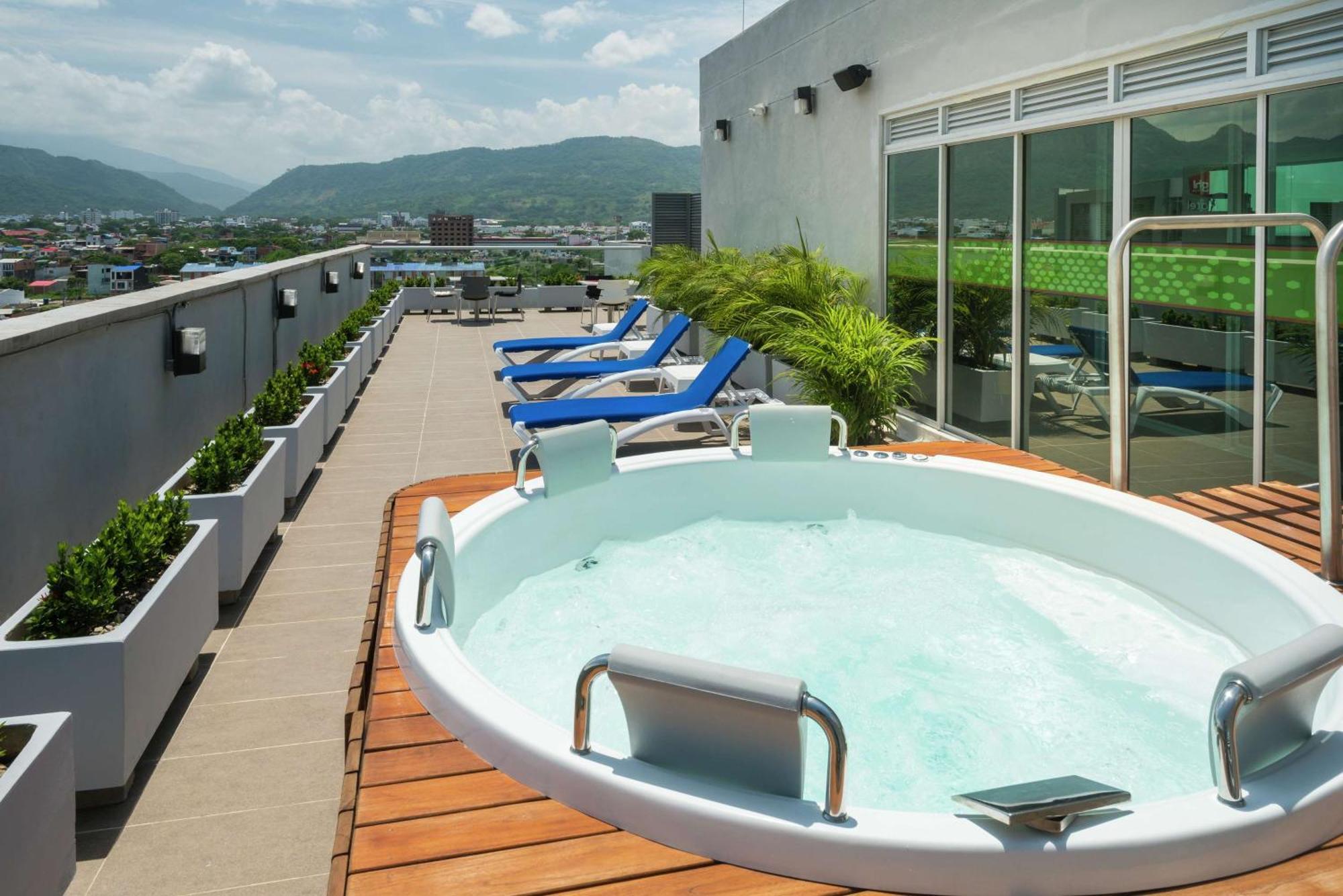 Hotel Hampton By Hilton Yopal Exterior foto