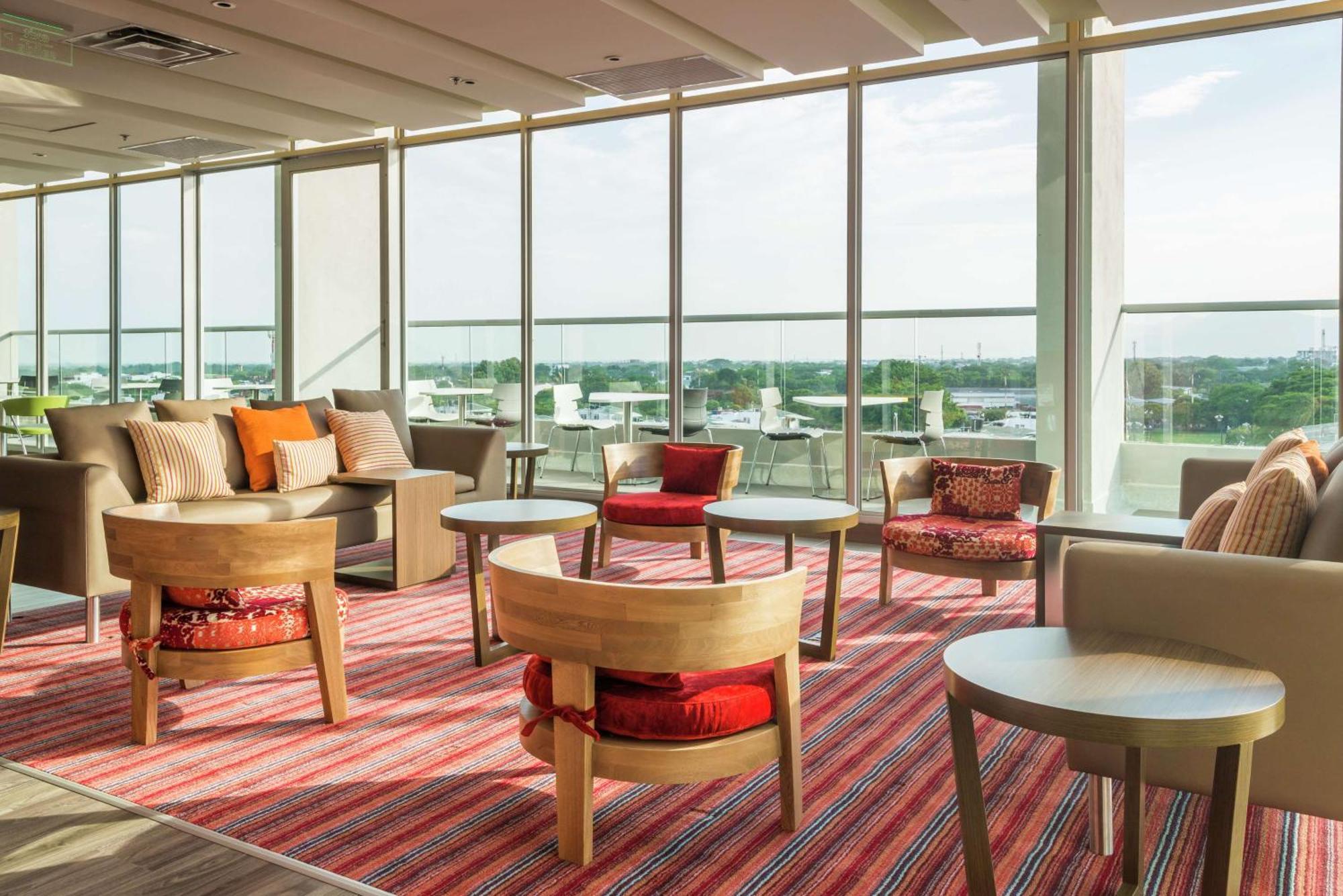 Hotel Hampton By Hilton Yopal Exterior foto